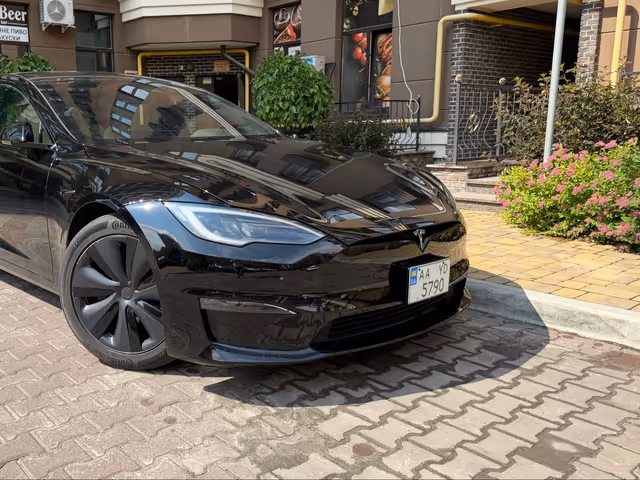 Tesla Model S - фото 1