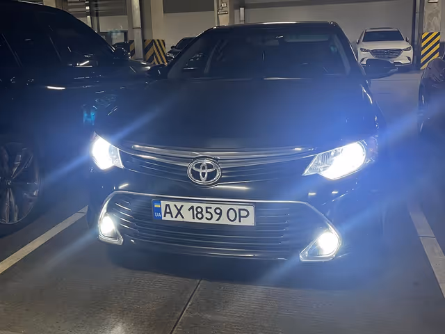 Toyota Camry - фото 1