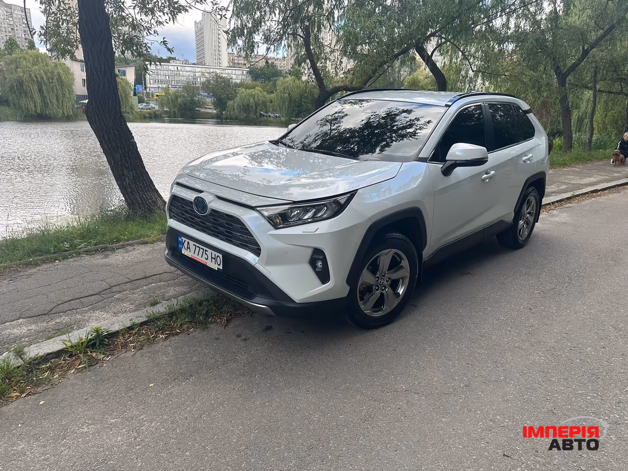 Toyota RAV4 - фото 1