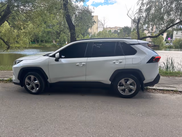 Toyota RAV4 - фото 2