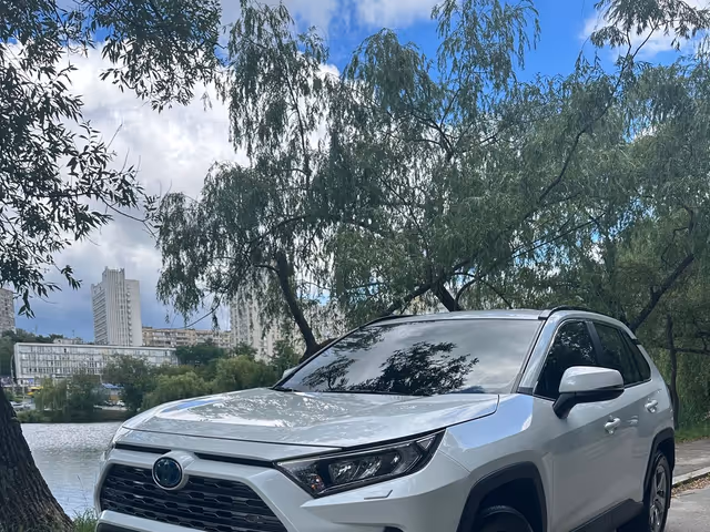Toyota RAV4 - фото 4