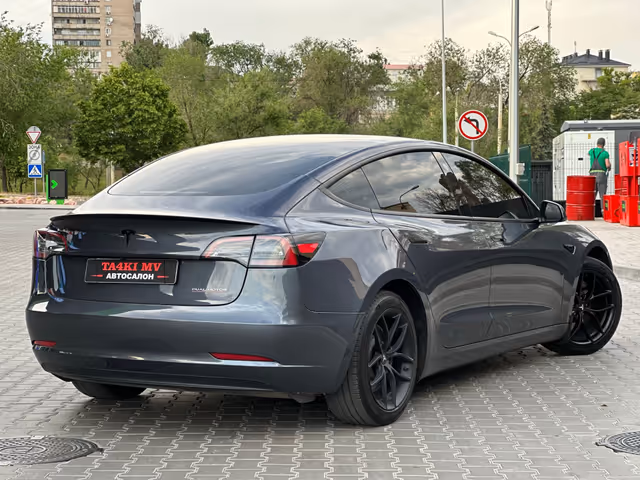 Tesla Model 3 - фото 2