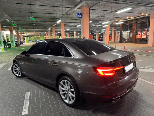 Audi A4 - фото 2