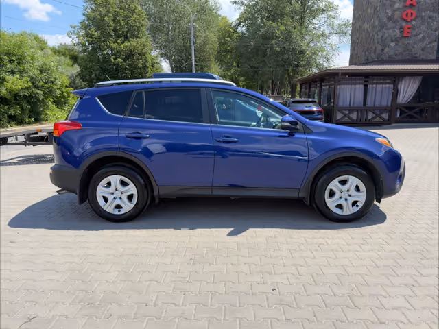 Toyota RAV4 - фото 1