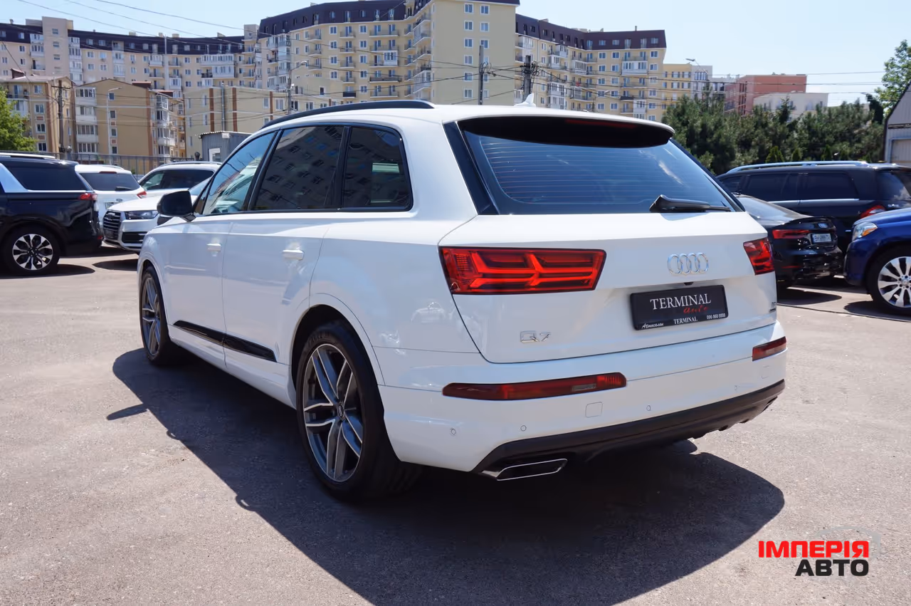 Audi Q7 - фото 8