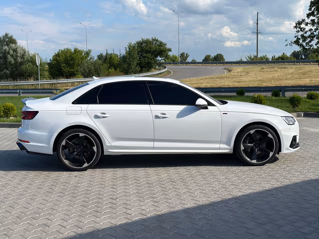 Audi A4 - фото 3