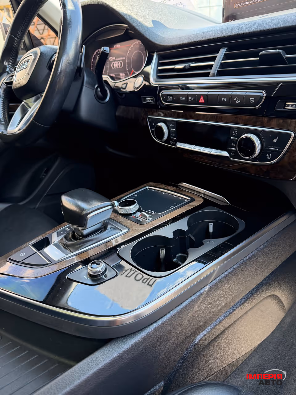 Audi Q7 - фото 25