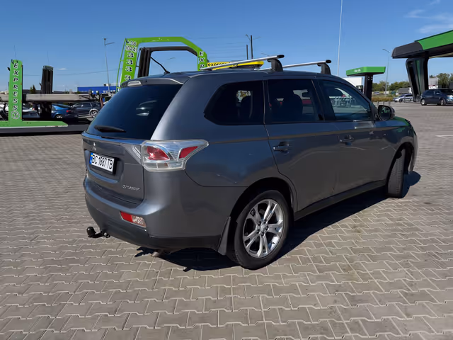 Mitsubishi Outlander - фото 3