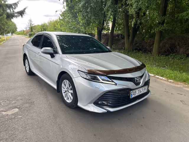 Toyota Camry - фото 1