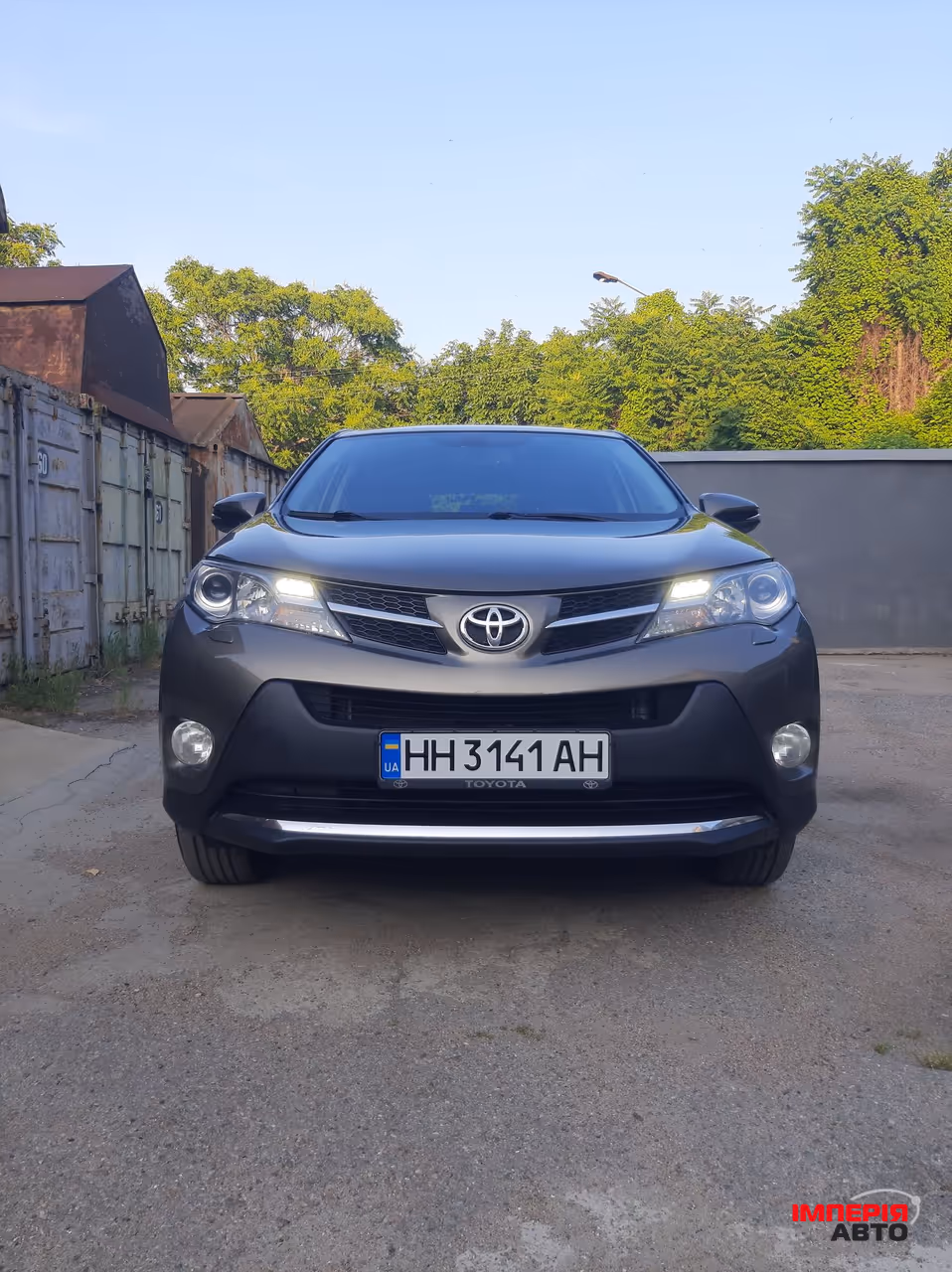 Toyota RAV4 - фото 1