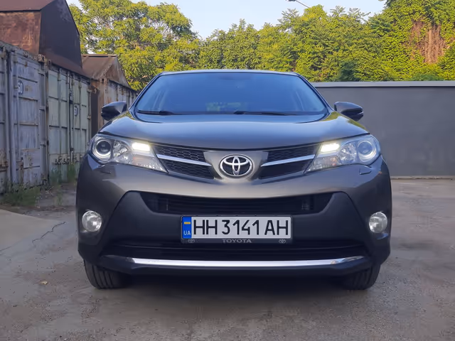Toyota RAV4 - фото 1