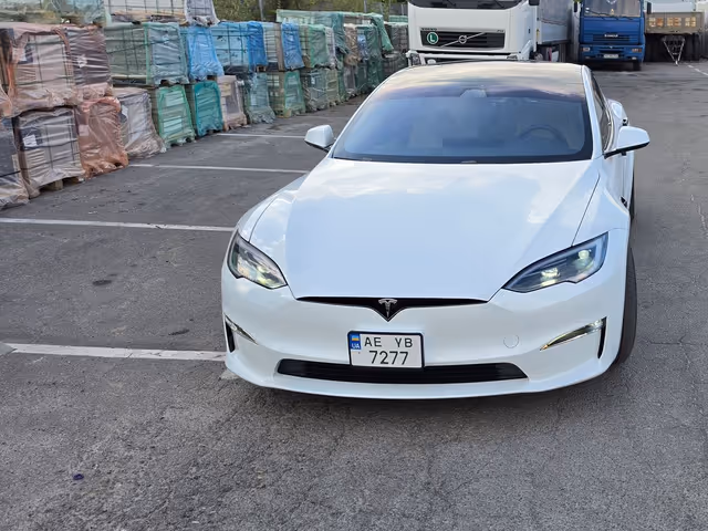 Tesla Model S - фото 1