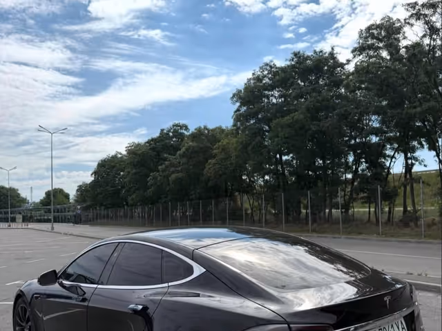 Tesla Model S - фото 2