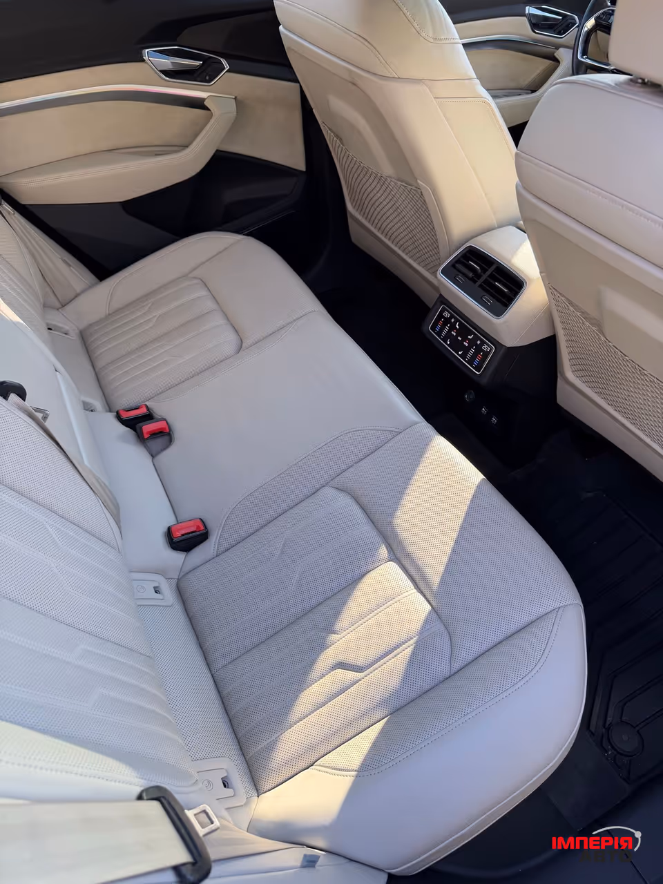 Audi e-tron - фото 4