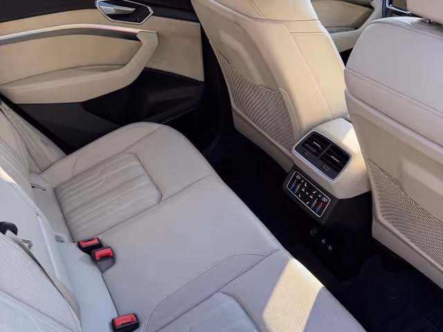 Audi e-tron - фото 4