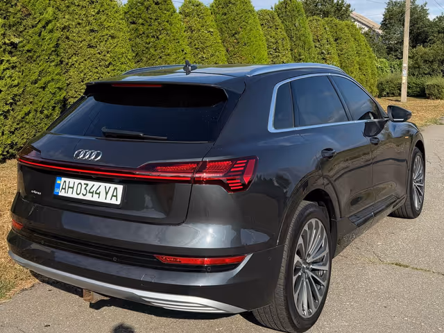 Audi e-tron - фото 2