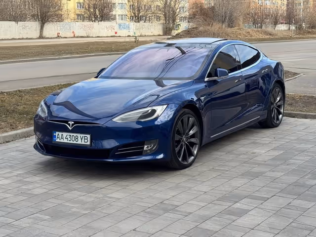Tesla Model S - фото 1