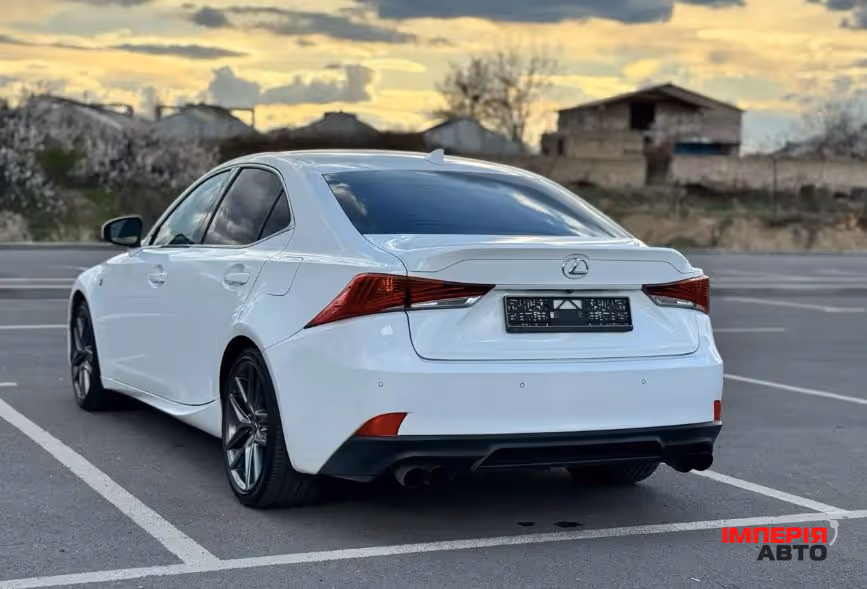 Lexus IS - фото 4