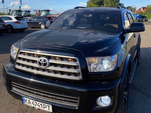 Toyota Sequoia - фото 2