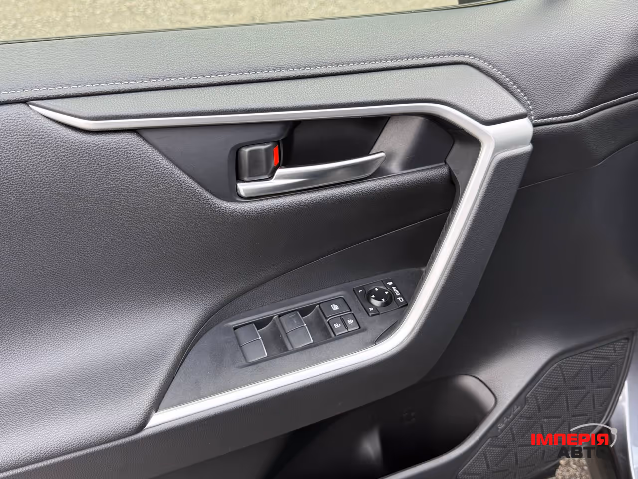 Toyota RAV4 - фото 3
