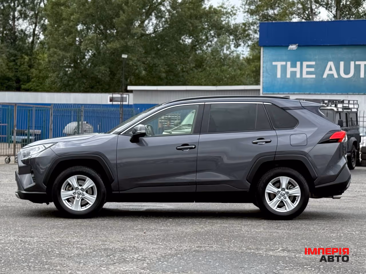 Toyota RAV4 - фото 1