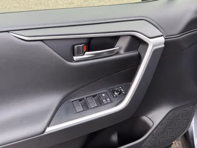 Toyota RAV4 - фото 3