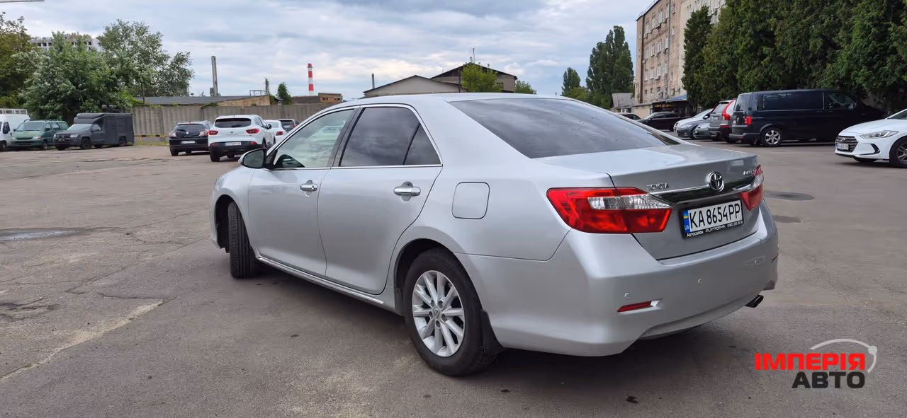 Toyota Camry - фото 2