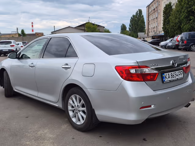Toyota Camry - фото 2