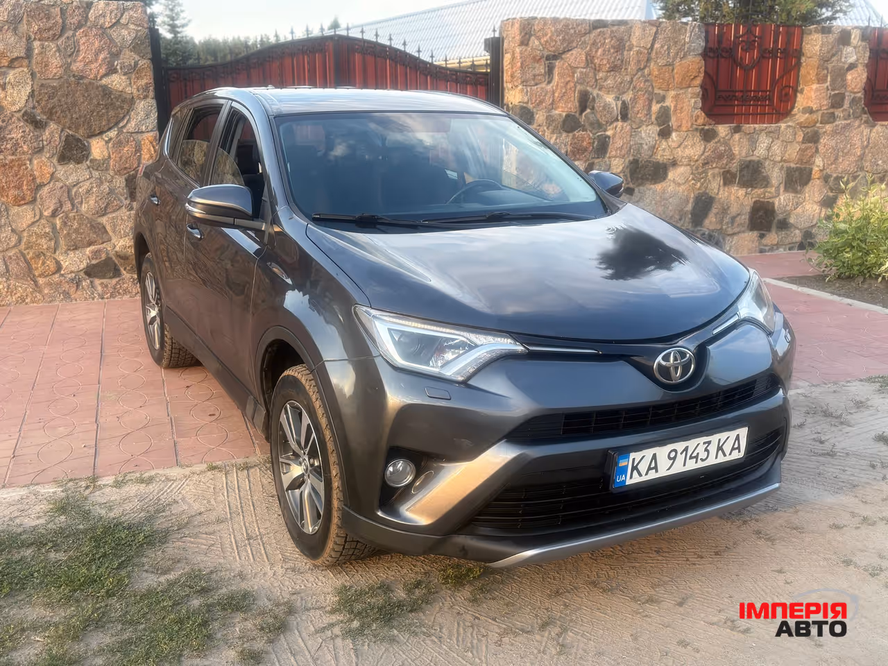 Toyota RAV4 - фото 1