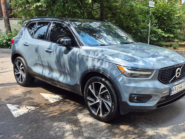 Volvo XC40 - фото 1