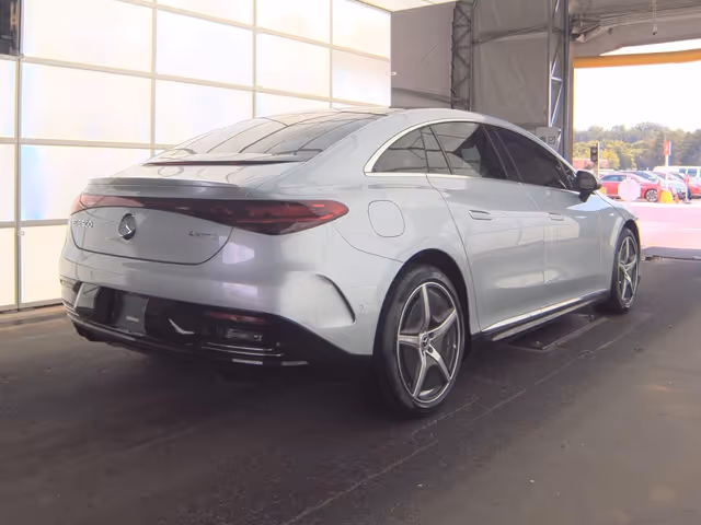 Mercedes-Benz EQE - фото 3