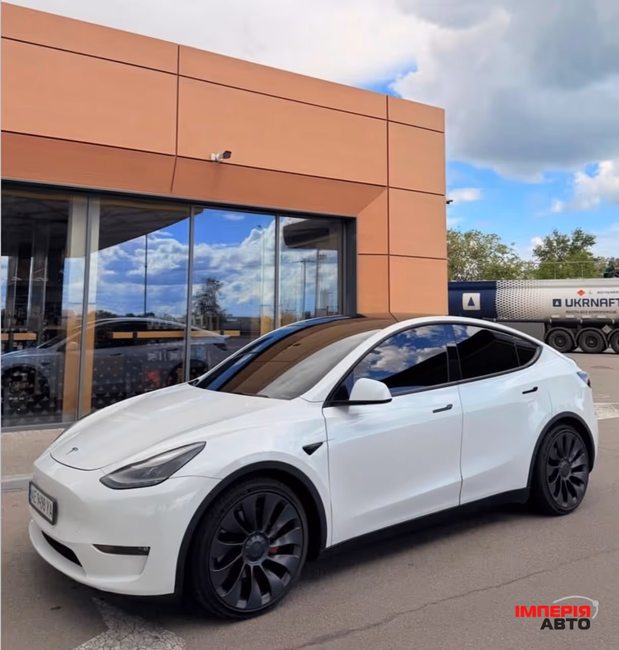 Tesla Model Y - фото 1