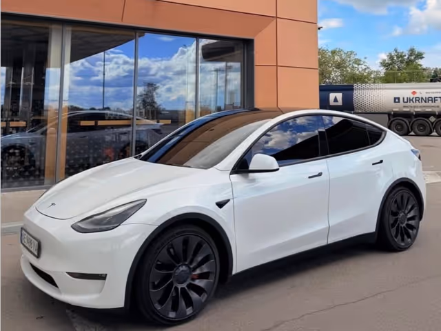 Tesla Model Y - фото 1