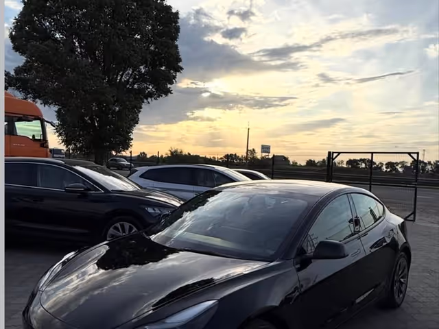 Tesla Model 3 - фото 2