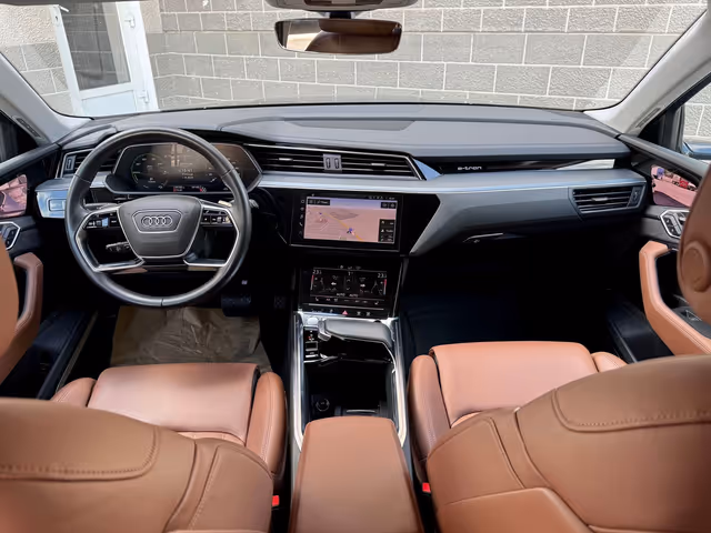 Audi e-tron - фото 1