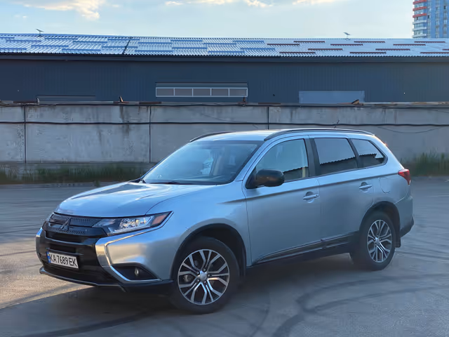 Mitsubishi Outlander - фото 1