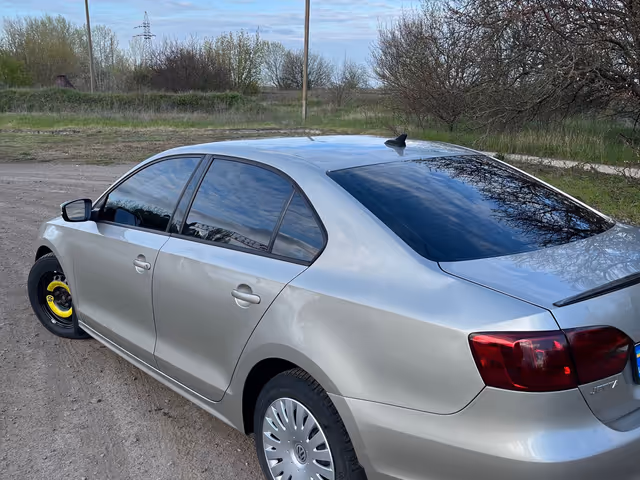 Volkswagen Jetta - фото 2