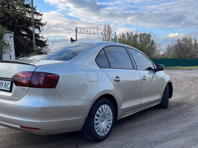 Volkswagen Jetta - фото 4