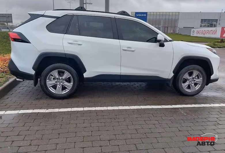 Toyota RAV4 - фото 4