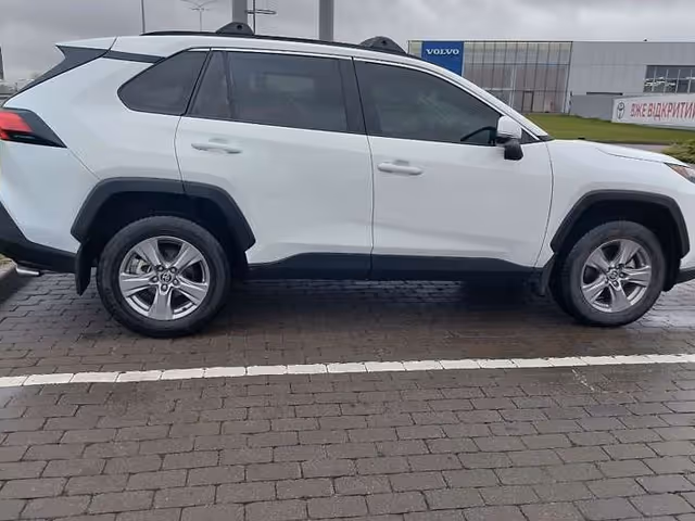 Toyota RAV4 - фото 4