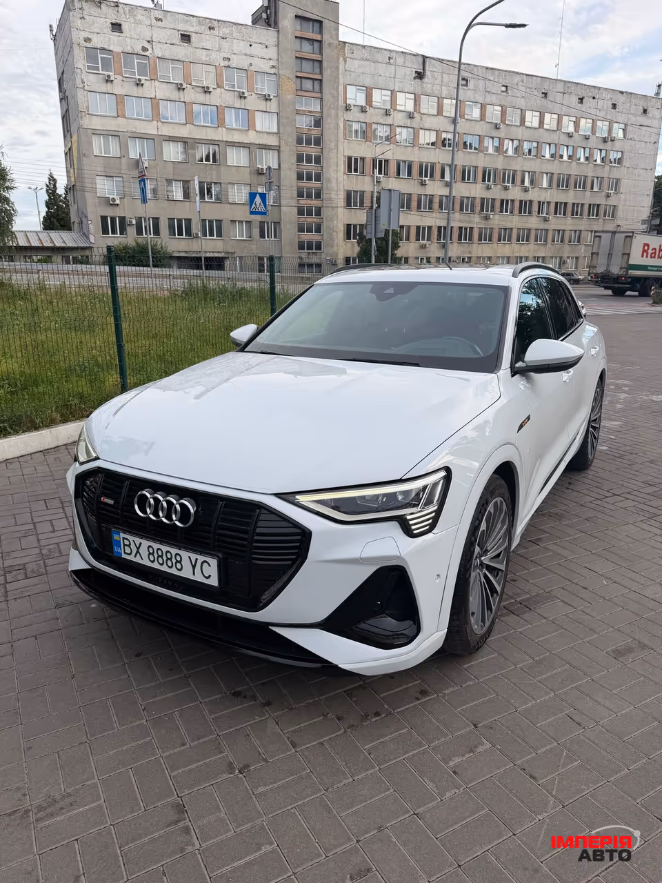 Audi e-tron - фото 1