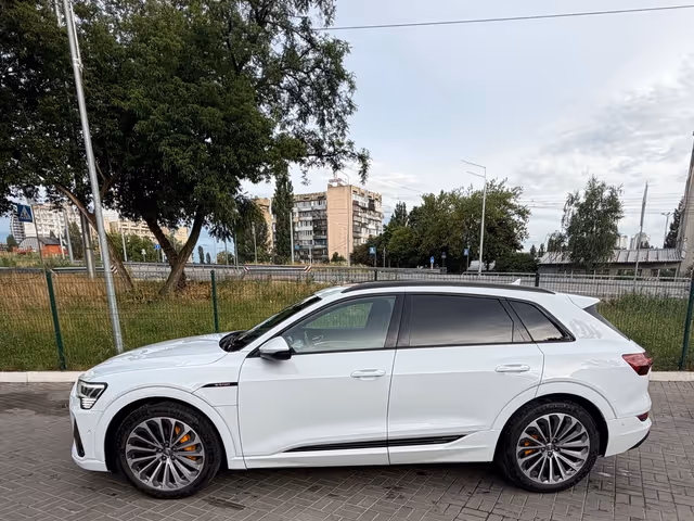 Audi e-tron - фото 4