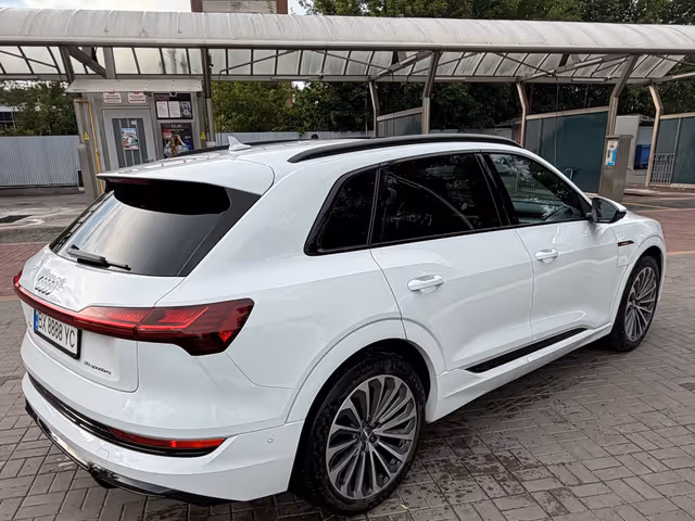 Audi e-tron - фото 5