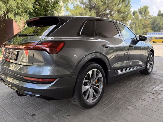Audi e-tron - фото 5