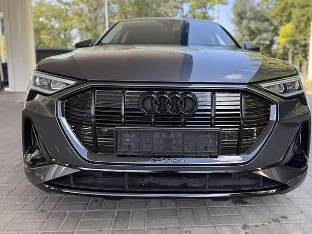 Audi e-tron - фото 2