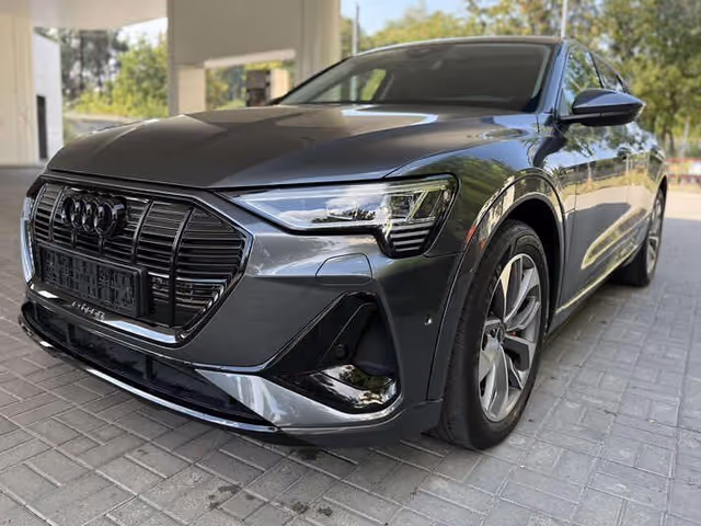Audi e-tron - фото 1