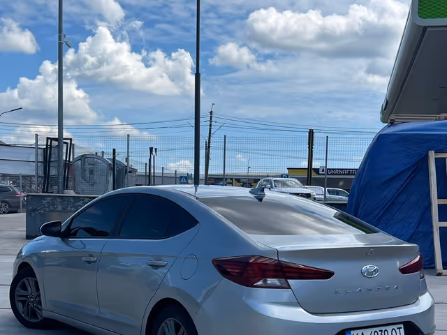 Hyundai Elantra - фото 4