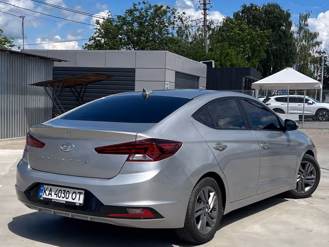 Hyundai Elantra - фото 3