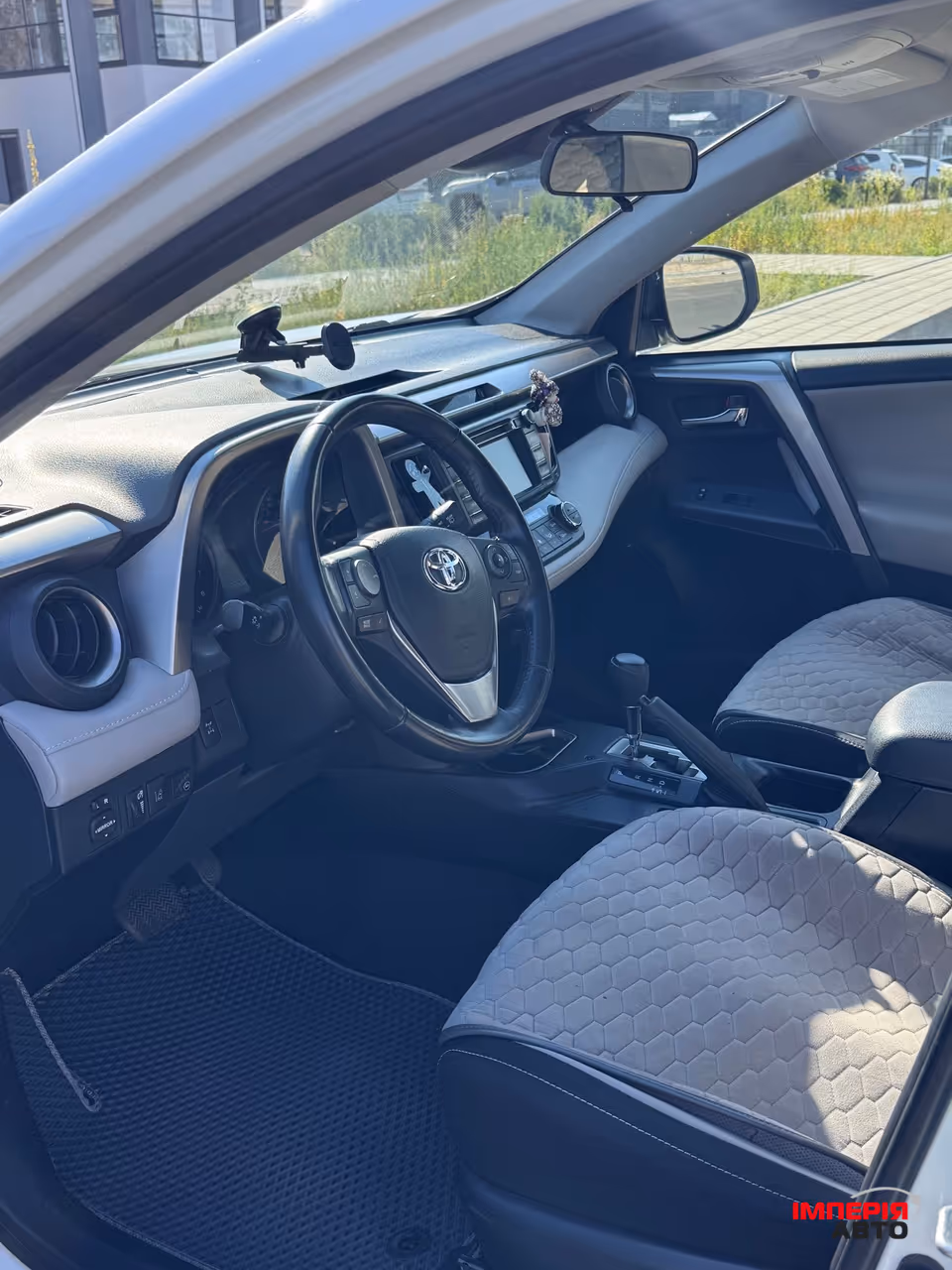 Toyota RAV4 - фото 5
