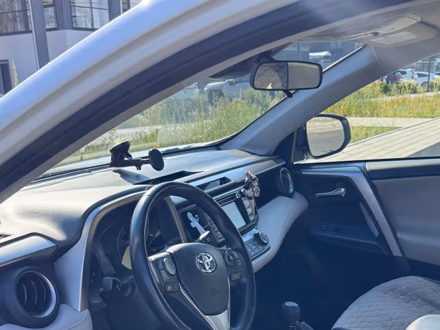 Toyota RAV4 - фото 5
